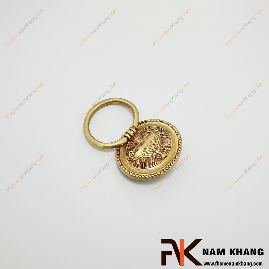 Tay nắm cửa tủ oval cổ điển hoa văn chạm khắc NK224D-50DVM kiểu dáng tay nắm với dạng vòng xoay linh hoạt, gắn cố định trên phần đế hoa văn.