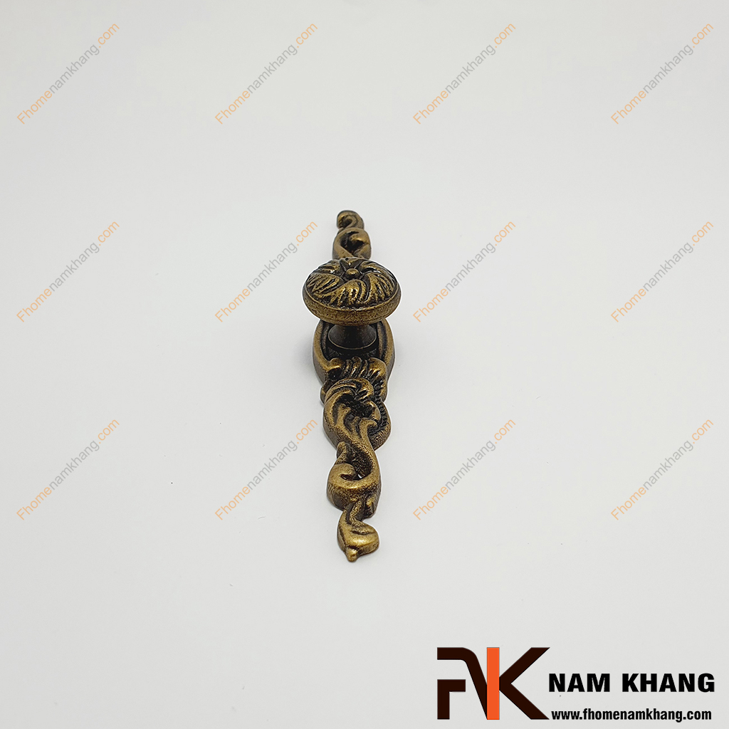 Núm cửa tủ hoa văn đồng cổ NKD049-145C có khuôn dạng là một núm tròn xoay trung tâm kết hợp với chân đế rời dạng mây đối xứng.