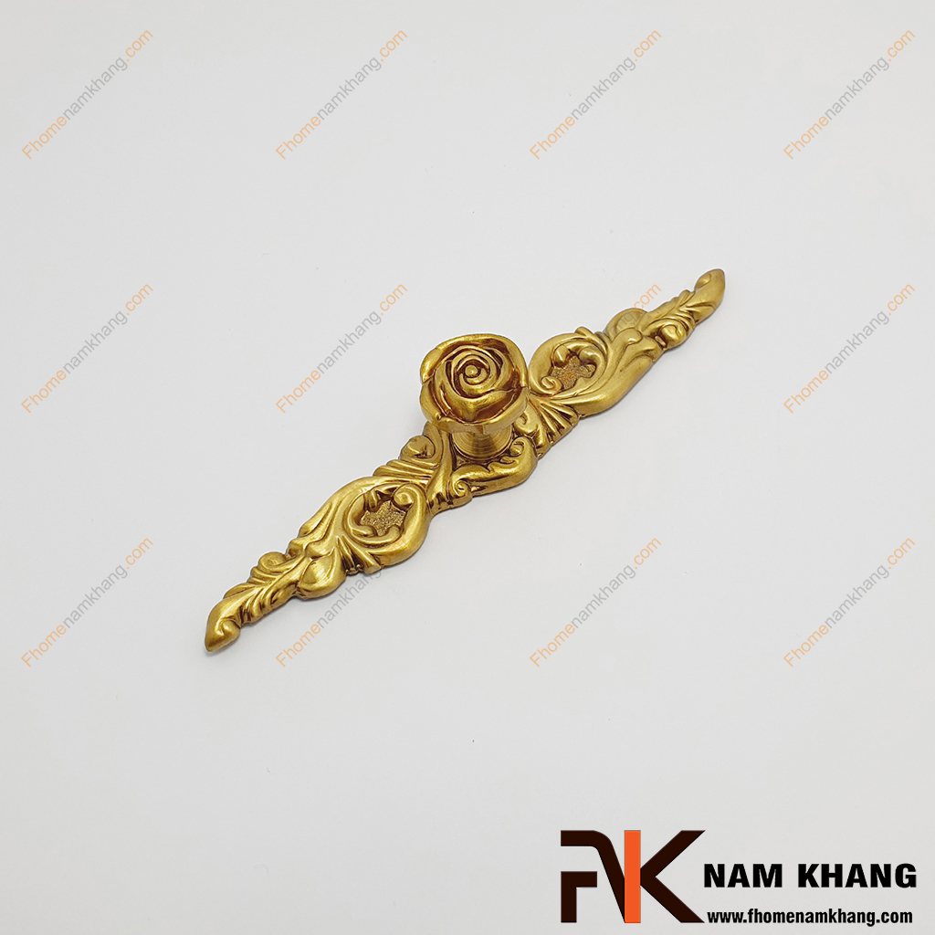 Núm cửa tủ phối thanh đồng vàng NK071D-DVM có thiết kế kết hợp núm nắm tủ đầu tròn và thanh cố định bằng đồng hoa văn chất lượng cao.