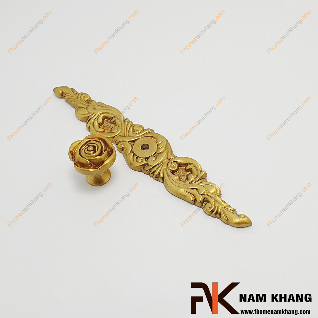 Núm cửa tủ phối thanh đồng vàng NK071D-DVM có thiết kế kết hợp núm nắm tủ đầu tròn và thanh cố định bằng đồng hoa văn chất lượng cao.