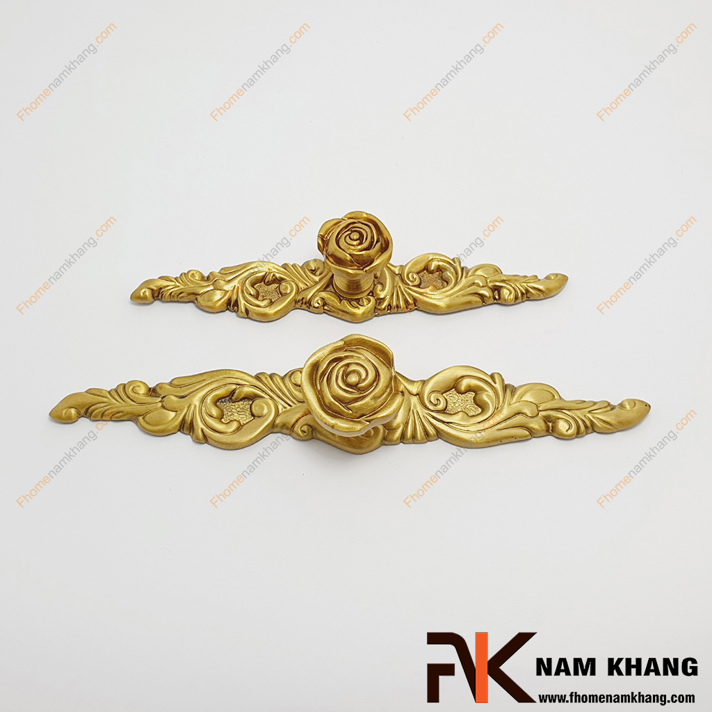 Núm cửa tủ phối thanh đồng vàng NK071D-DVM có thiết kế kết hợp núm nắm tủ đầu tròn và thanh cố định bằng đồng hoa văn chất lượng cao.
