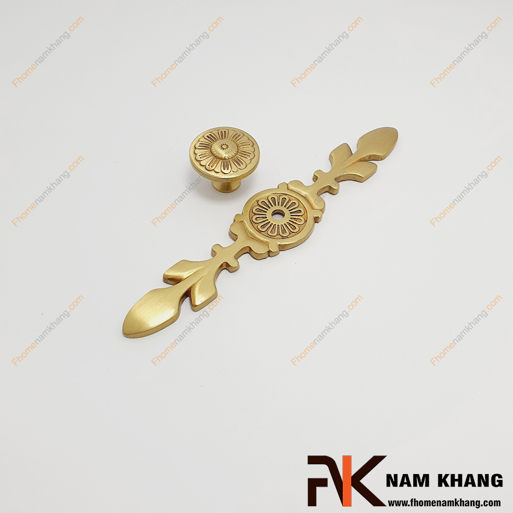 Núm cửa tủ phối thanh đồng vàng NK071D-VM có thiết kế kết hợp núm nắm tủ đầu tròn và thanh cố định bằng đồng hoa văn chất lượng cao.