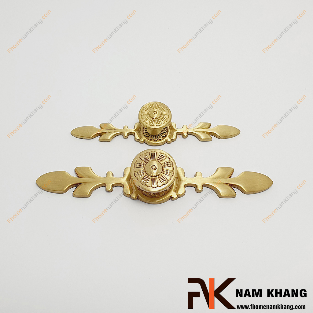 Núm cửa tủ phối thanh đồng vàng NK071D-VM có thiết kế kết hợp núm nắm tủ đầu tròn và thanh cố định bằng đồng hoa văn chất lượng cao.