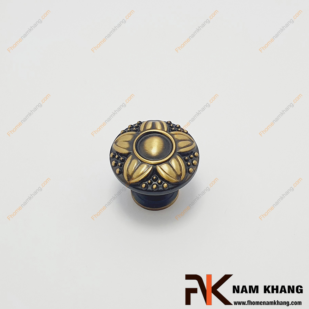 Núm mở cửa tủ hoa đồng cổ điển NK250D được thiết kế dạng núm tròn, vừa tay cầm mang lại cảm giác cầm nắm thoải mái khi sử dụng.