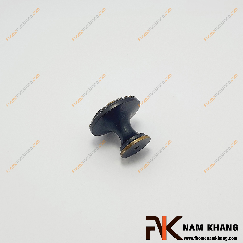 Núm mở cửa tủ hoa đồng cổ điển NK250D được thiết kế dạng núm tròn, vừa tay cầm mang lại cảm giác cầm nắm thoải mái khi sử dụng.