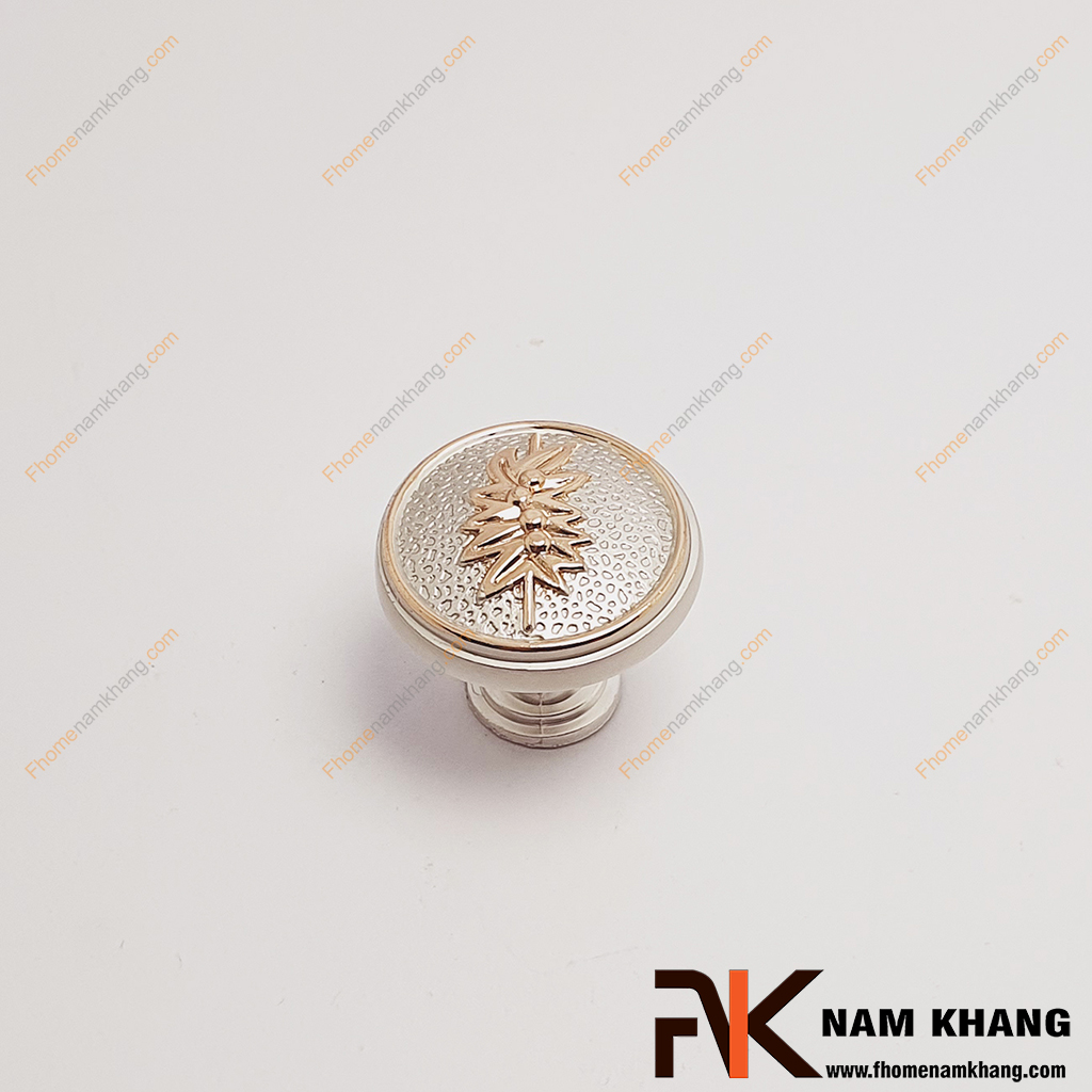 Núm cửa tủ trắng viền vàng NK409-TV - sản phẩm phụ kiện tủ kệ có thiết kế đặc trưng lấy hình ảnh thực tế hoa lá nho cổ điển