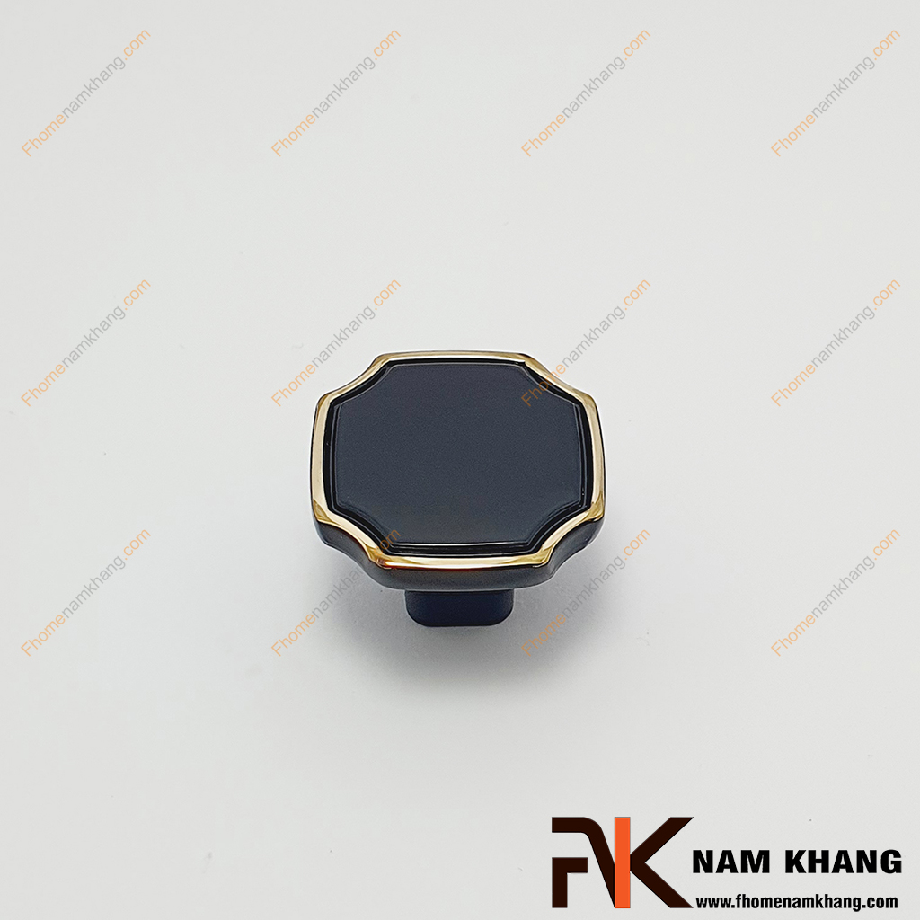 Núm cửa tủ họa tiết vuông màu đen NK085-VD có khuôn dạng vuông cạnh với các góc cạnh bo tròn đẹp mắt.