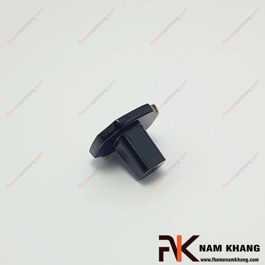 Núm cửa tủ họa tiết vuông màu đen NK085-VD có khuôn dạng vuông cạnh với các góc cạnh bo tròn đẹp mắt.
