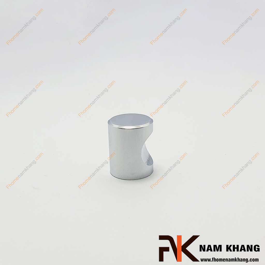 Núm cửa tủ trụ tròn trắng bạc NK057-INOX, sản phẩm phụ kiện tủ kệ nhỏ gọn được sử dụng rộng rãi trong sản xuất lắp đặt các dạng tủ kệ ngăn kéo và trong trang trí không gian nội ngoại thất.