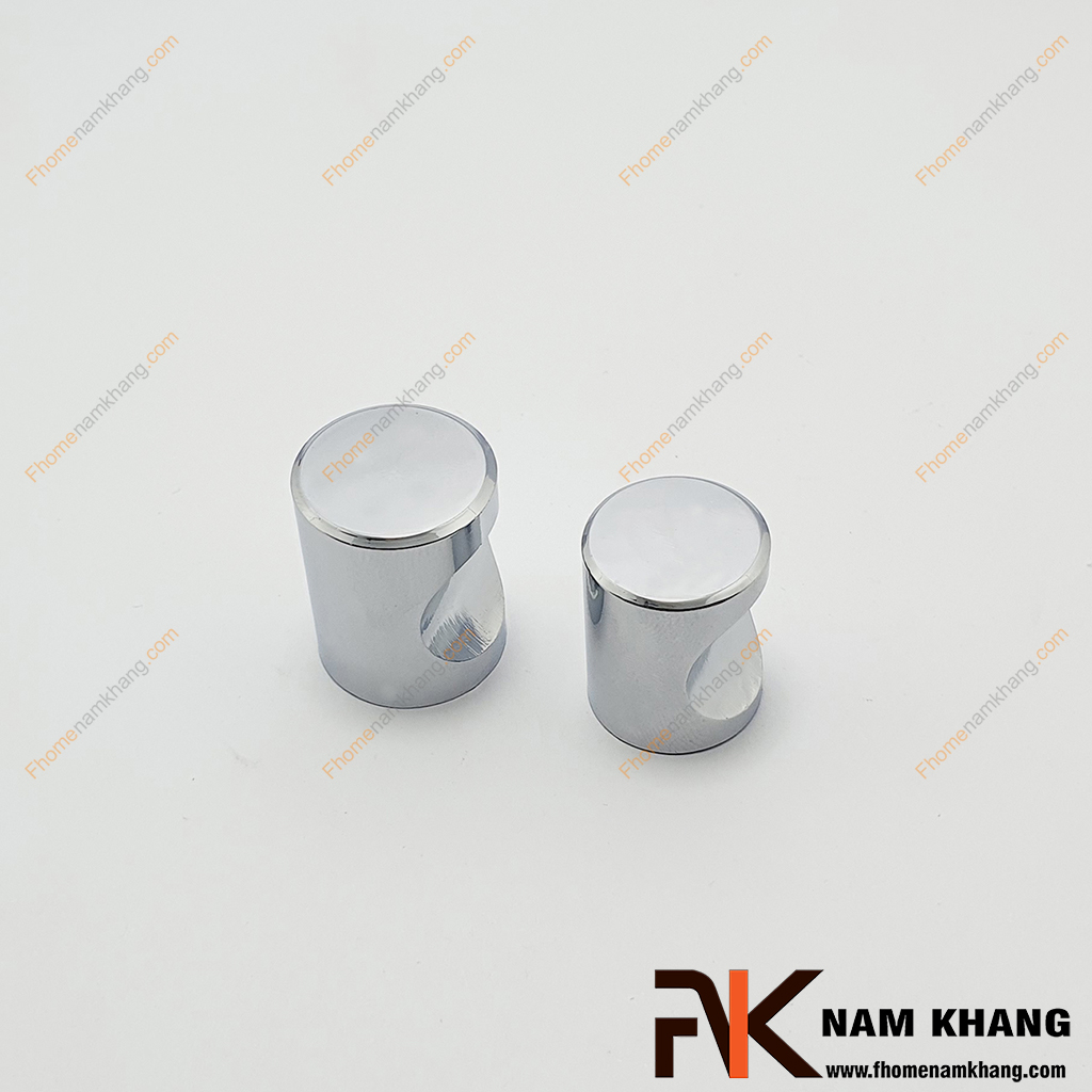 Núm cửa tủ trụ tròn trắng bạc NK057-INOX, sản phẩm phụ kiện tủ kệ nhỏ gọn được sử dụng rộng rãi trong sản xuất lắp đặt các dạng tủ kệ ngăn kéo và trong trang trí không gian nội ngoại thất.