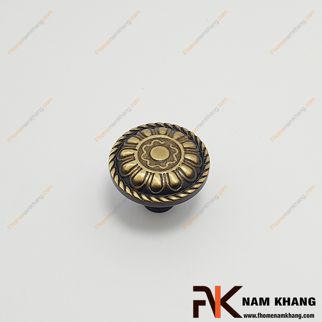 Núm cầm cửa tủ đồng đen vàng cao cấp NK027HD-BCF mẫu phụ kiện tủ kệ nhỏ gọn lấy họa tiết hoa xoay tròn làm tâm điểm và được phối các đường vân màu đỏ làm điểm nhấn cho sản phẩm đồng chất lượng. 