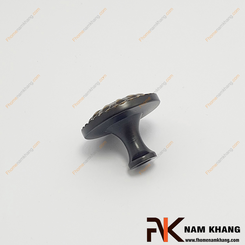 Núm cầm cửa tủ đồng đen vàng cao cấp NK027HD-BCF mẫu phụ kiện tủ kệ nhỏ gọn lấy họa tiết hoa xoay tròn làm tâm điểm và được phối các đường vân màu đỏ làm điểm nhấn cho sản phẩm đồng chất lượng. 
