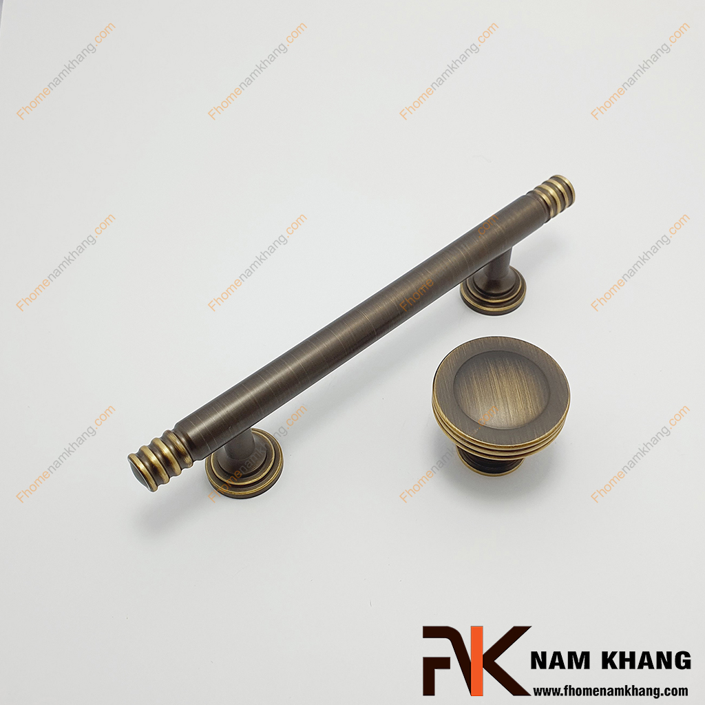 Núm nắm cửa tủ đồng cổ cao cấp NK279D-CF - mẫu núm đồng tròn với bề mặt phần trên có bề mặt tròn, lồi nhẹ ở giữa tạo điểm nhấn thẩm mỹ.