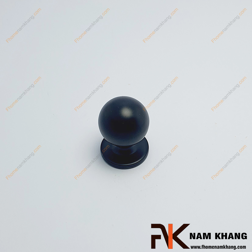 Núm tay nắm tròn màu đen NK175T-D - một tay nắm cửa tủ dạng tròn đứng, được hoàn thiện với góc cạnh bo tròn, tạo nên vẻ ngoài hiện đại và mạnh mẽ.