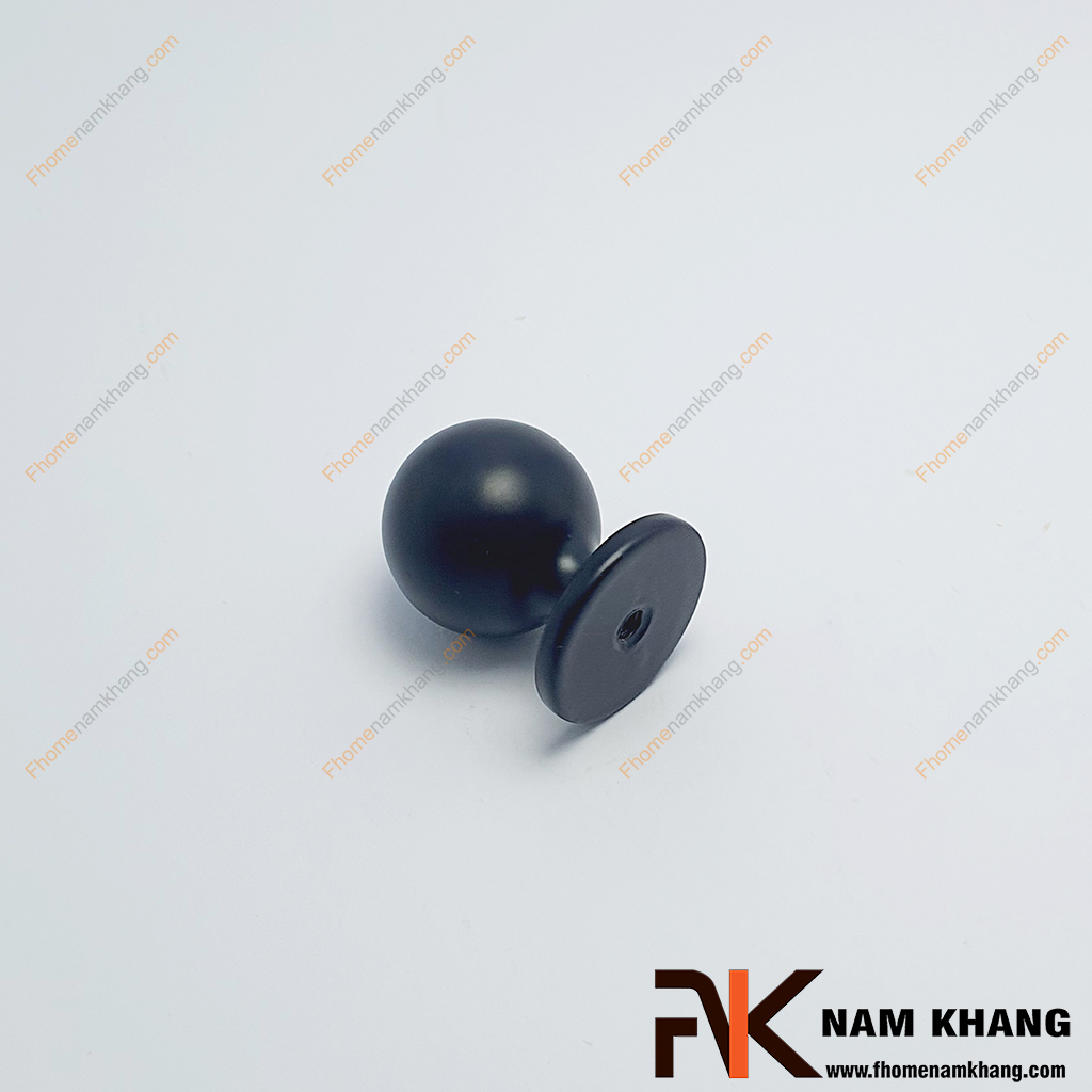 Núm tay nắm tròn màu đen NK175T-D - một tay nắm cửa tủ dạng tròn đứng, được hoàn thiện với góc cạnh bo tròn, tạo nên vẻ ngoài hiện đại và mạnh mẽ.