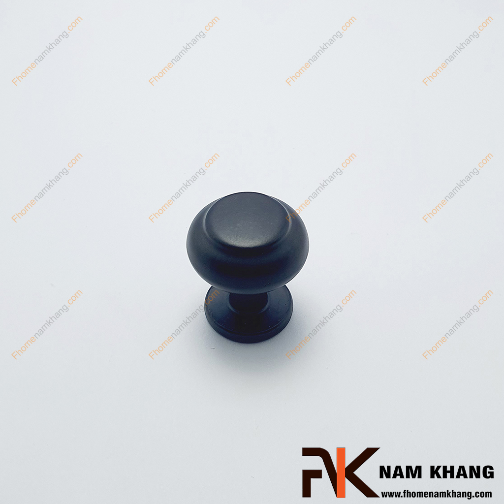 Núm nắm cửa tủ tròn màu đen NK458-D mang phong cách tối giản hiện đại. Bề mặt hoàn thiện mờ tạo cảm giác sang trọng và tinh tế cho mọi không gian. Phù hợp với nhiều kiểu nội thất từ cổ điển đến hiện đại.