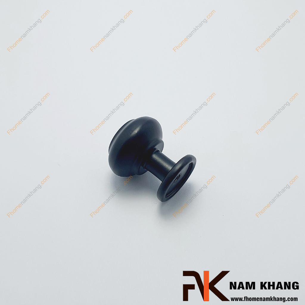 Núm nắm cửa tủ tròn màu đen NK458-D mang phong cách tối giản hiện đại. Bề mặt hoàn thiện mờ tạo cảm giác sang trọng và tinh tế cho mọi không gian. Phù hợp với nhiều kiểu nội thất từ cổ điển đến hiện đại.