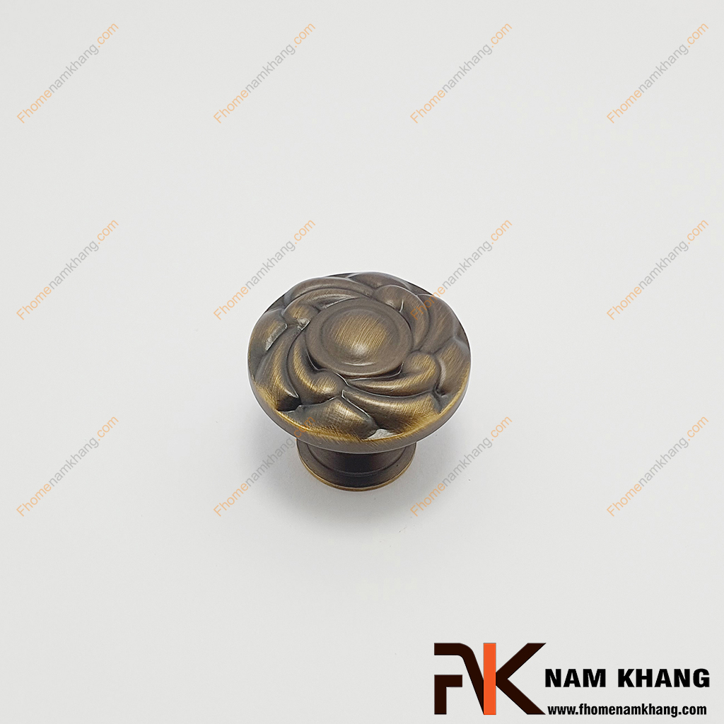 Núm cửa tủ tròn đồng hoa văn cổ điển NK451D-CF một vít cao cấp được sử dụng trên mọi loại chất liệu cánh cửa tủ, ngăn kệ, ngăn kéo phục vụ nhu cầu sử dụng đóng mở cánh cửa và cũng là điểm nhấn trang trí thẩm mỹ.
