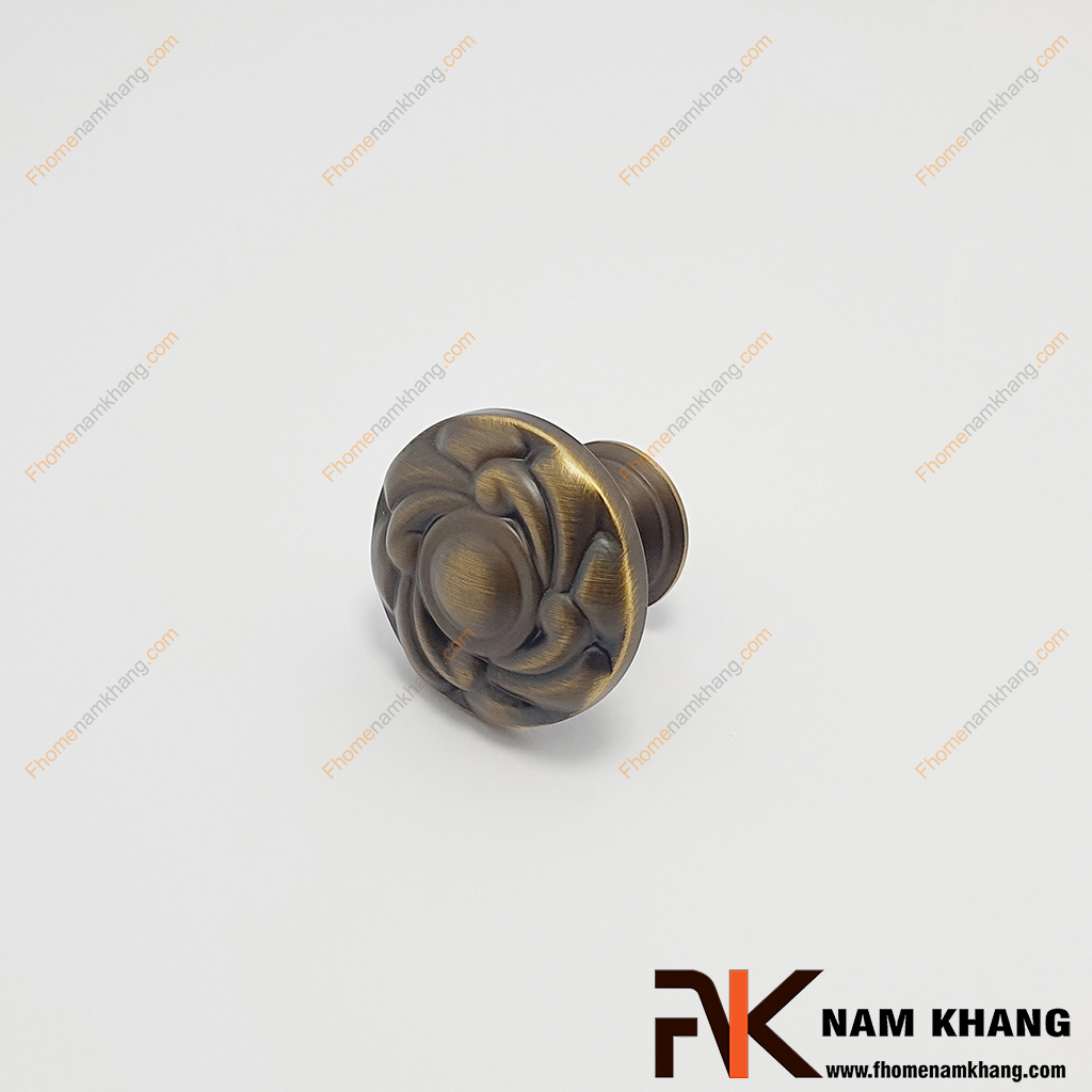 Núm cửa tủ tròn đồng hoa văn cổ điển NK451D-CF một vít cao cấp được sử dụng trên mọi loại chất liệu cánh cửa tủ, ngăn kệ, ngăn kéo phục vụ nhu cầu sử dụng đóng mở cánh cửa và cũng là điểm nhấn trang trí thẩm mỹ.