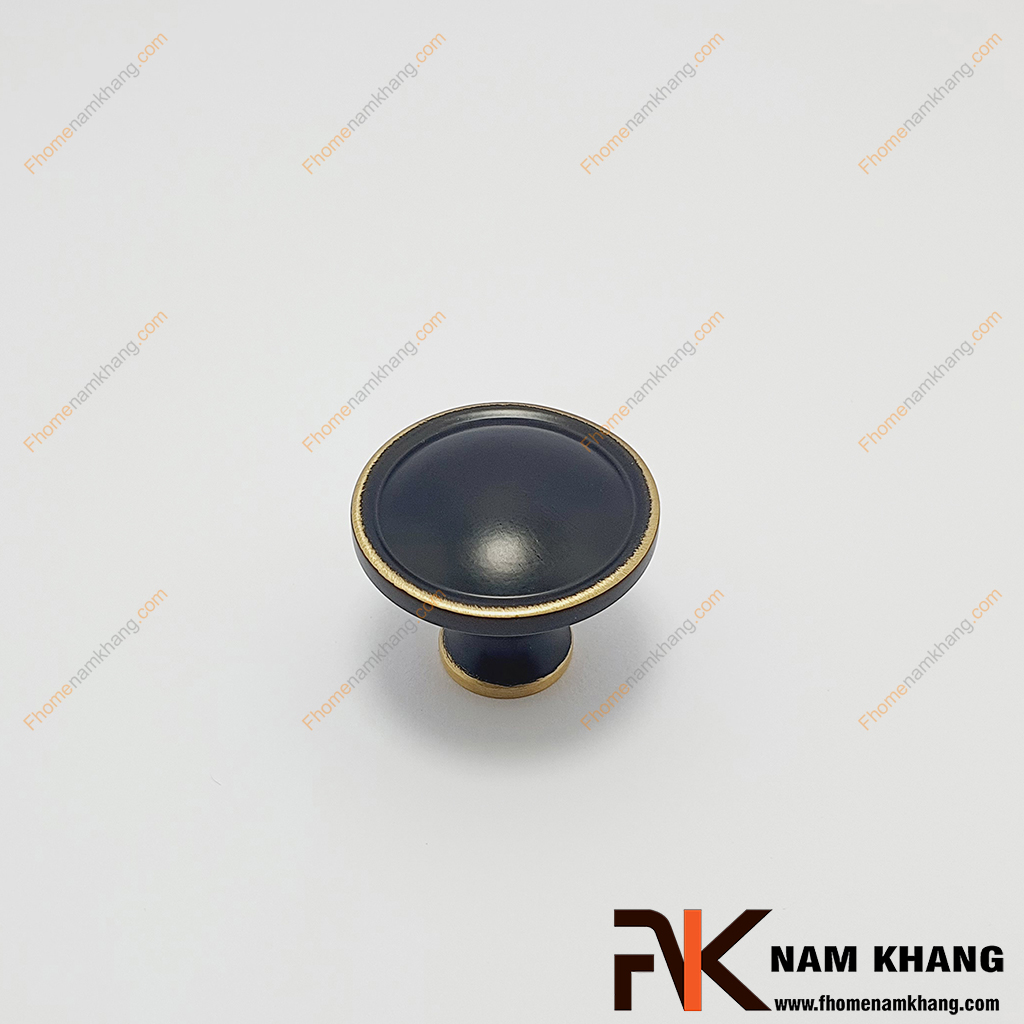 Núm cửa tủ tròn chất liệu đồng cao cấp NK453D-BCF có thiết kế nhỏ gọn, được sử dụng trên nhiều phong cách tủ kệ khác nhau như tủ kệ trưng bày, tủ quần áo, tủ bếp, ngăn kệ bàn làm việc,...