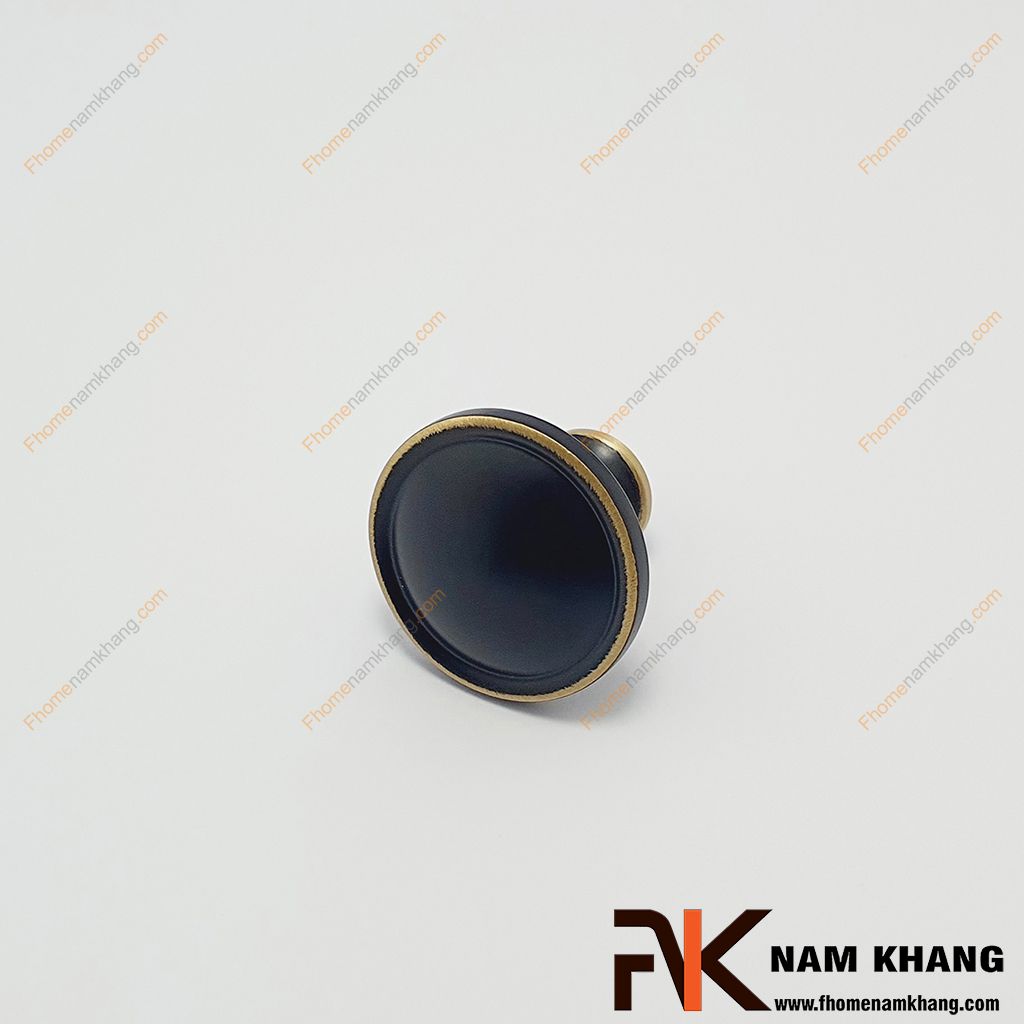Núm cửa tủ tròn chất liệu đồng cao cấp NK453D-BCF có thiết kế nhỏ gọn, được sử dụng trên nhiều phong cách tủ kệ khác nhau như tủ kệ trưng bày, tủ quần áo, tủ bếp, ngăn kệ bàn làm việc,...