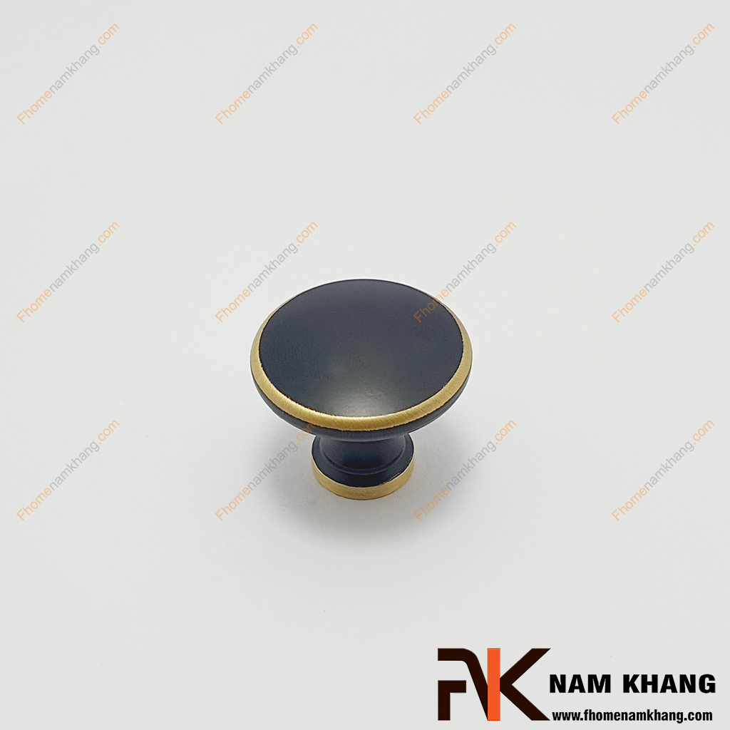 Núm cửa tủ tròn phối hợp màu đồng đen viền vàng NK455D-BCF sở hữu thiết kế tròn đầy, cổ điển với phần viền được bo tròn nhẹ nhàng, tạo cảm giác cầm nắm thoải mái.