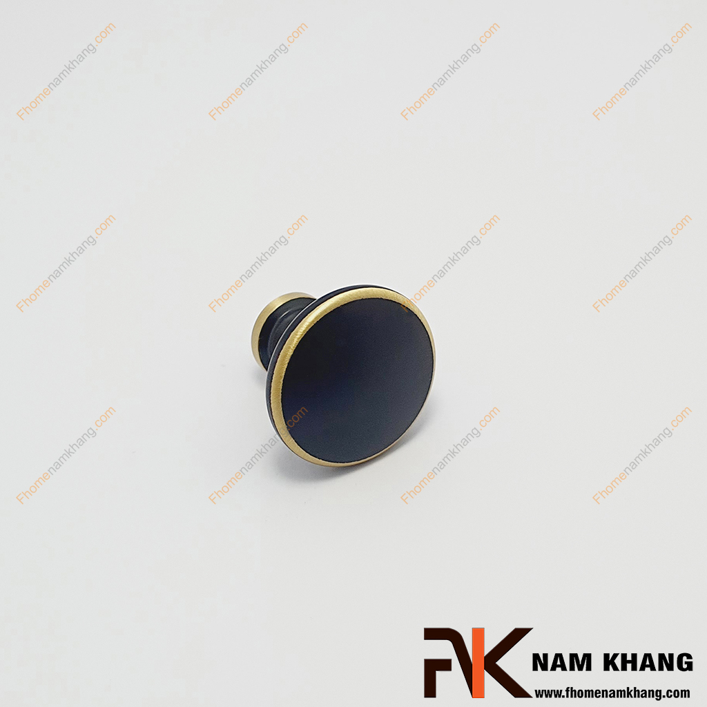 Núm cửa tủ tròn phối hợp màu đồng đen viền vàng NK455D-BCF sở hữu thiết kế tròn đầy, cổ điển với phần viền được bo tròn nhẹ nhàng, tạo cảm giác cầm nắm thoải mái.