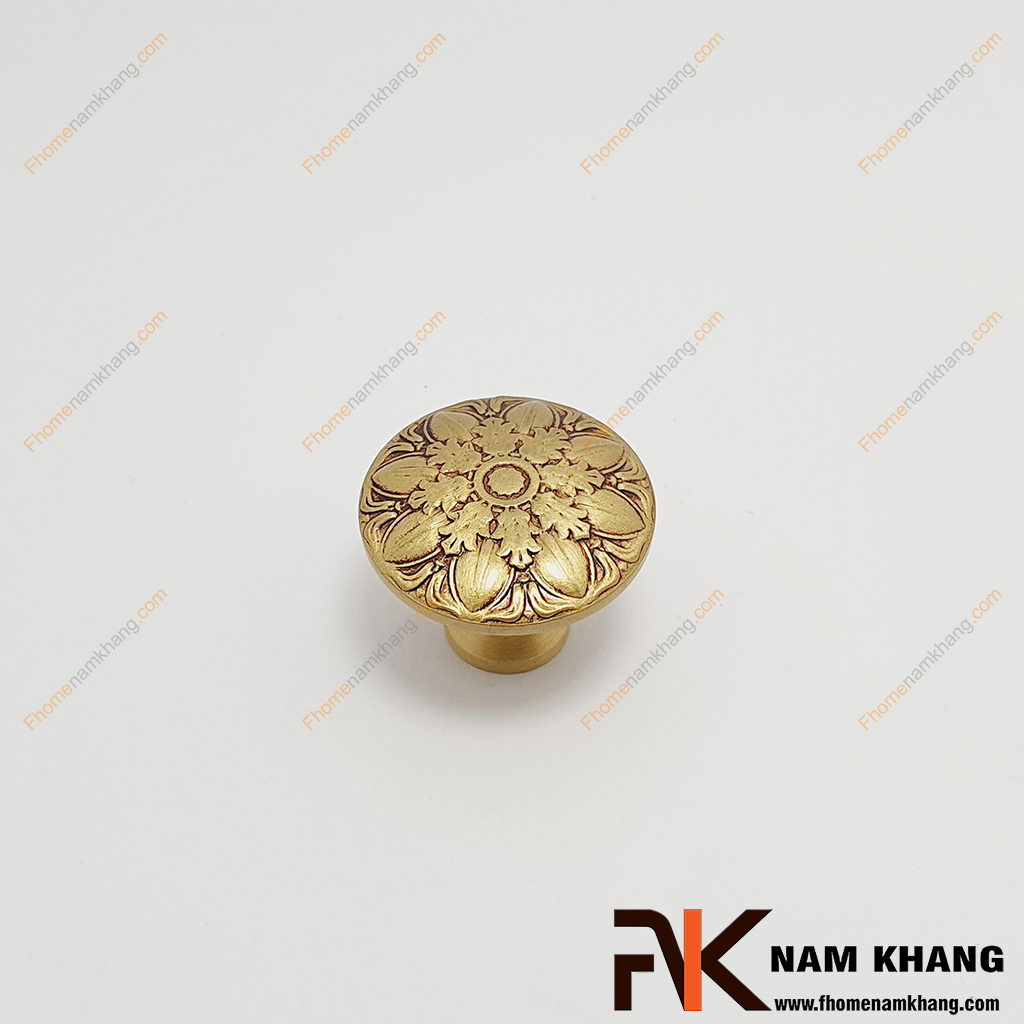 Núm cửa tủ dạng tròn cổ điển NK226D-RC - một mẫu sản phẩm từ chất liệu đồng cao cấp với các họa tiết xoay tròn đồng tâm. 
