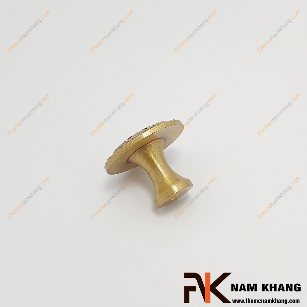 Núm cửa tủ dạng tròn cổ điển NK226D-RC - một mẫu sản phẩm từ chất liệu đồng cao cấp với các họa tiết xoay tròn đồng tâm. 