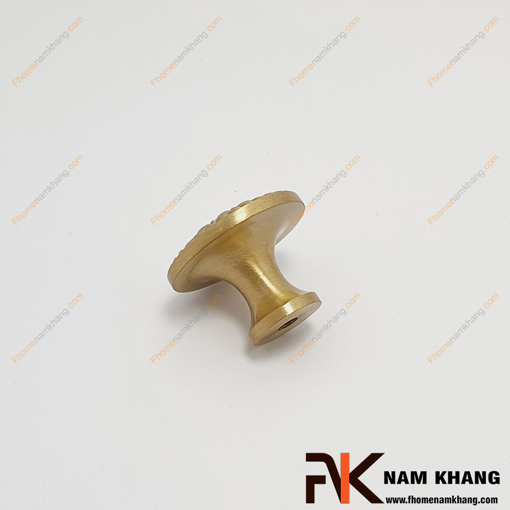 Núm cửa tủ tròn đồng vàng cổ điển NK027HD-DVM mẫu phụ kiện tủ kệ nhỏ gọn lấy họa tiết hoa xoay tròn làm tâm điểm.