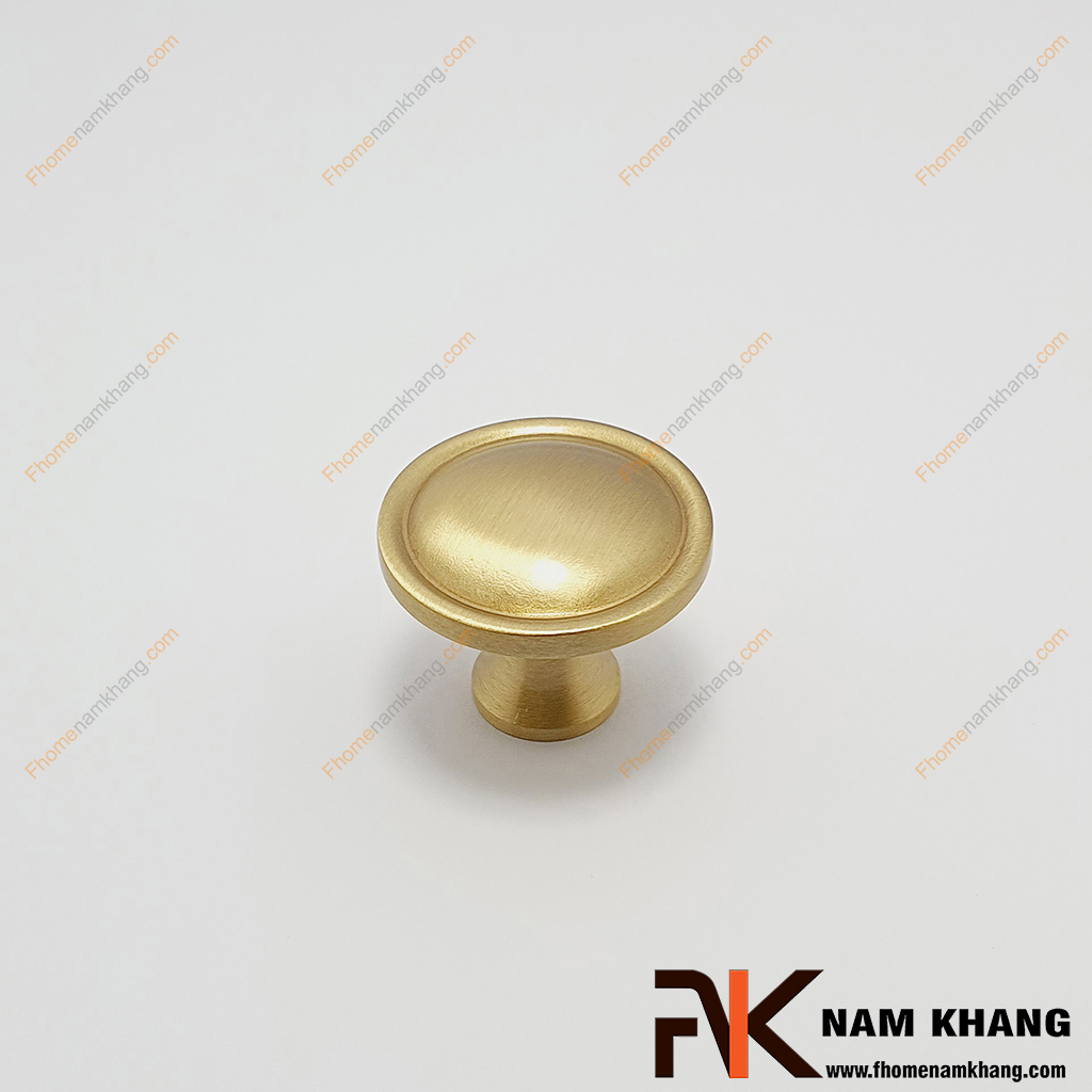 Núm nắm cửa tủ tròn chất liệu đồng cao cấp NK453D-DVM có thiết kế nhỏ gọn, được sử dụng trên nhiều phong cách tủ kệ khác nhau như tủ kệ trưng bày, tủ quần áo, tủ bếp, ngăn kệ bàn làm việc,...