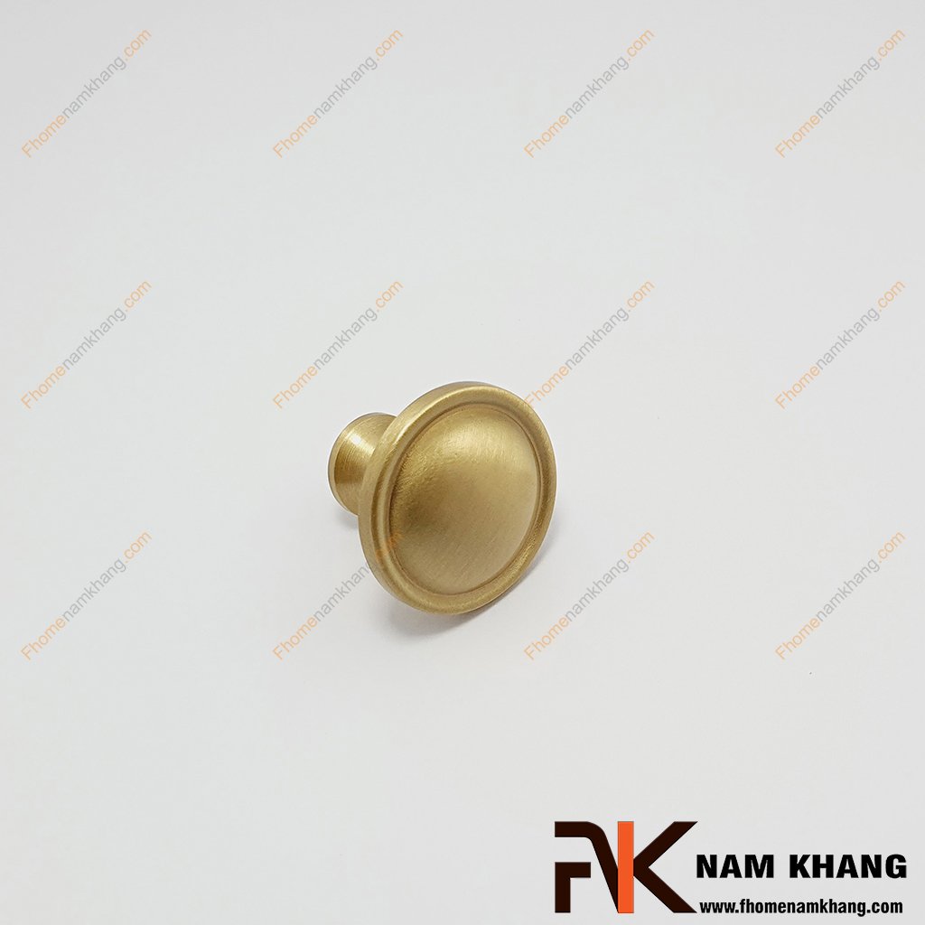 Núm nắm cửa tủ tròn chất liệu đồng cao cấp NK453D-DVM có thiết kế nhỏ gọn, được sử dụng trên nhiều phong cách tủ kệ khác nhau như tủ kệ trưng bày, tủ quần áo, tủ bếp, ngăn kệ bàn làm việc,...