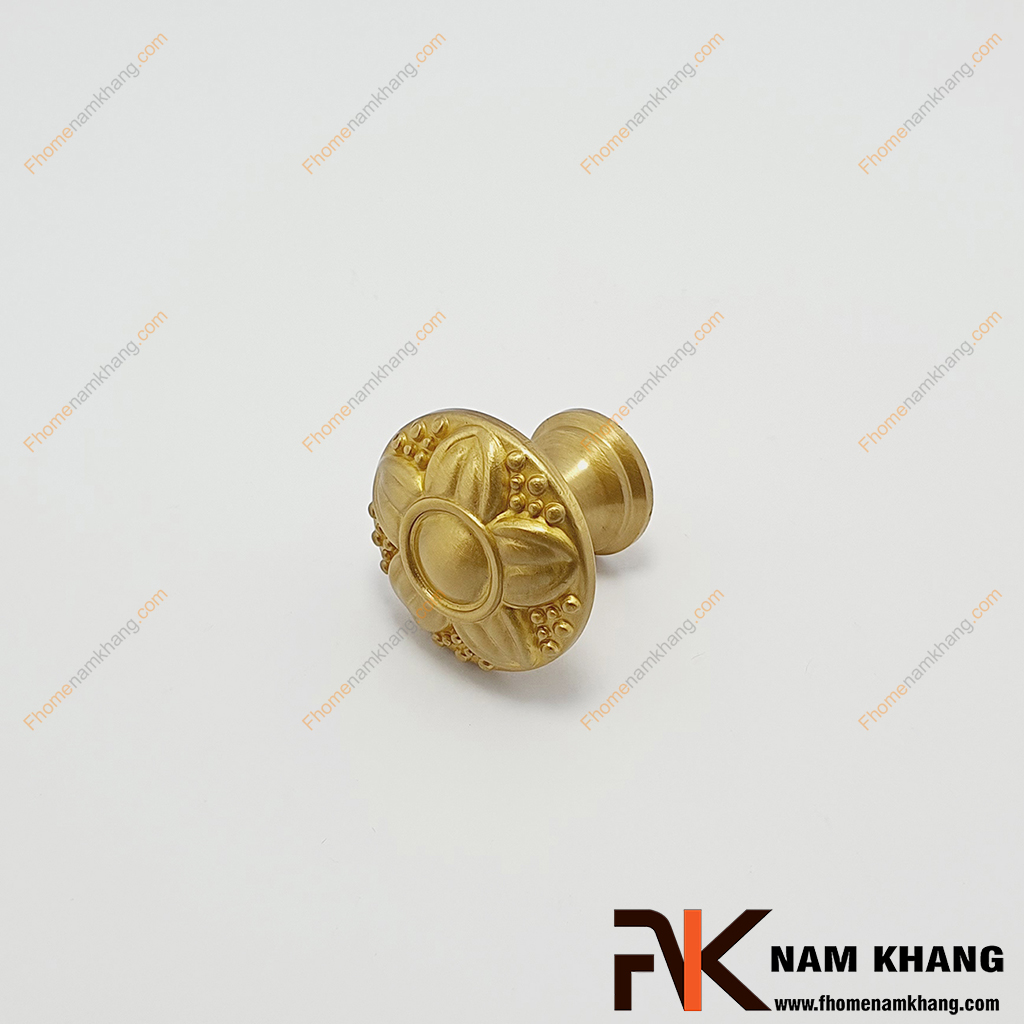 Núm mở cửa tủ hoa đồng cổ điển NK250D được thiết kế dạng núm tròn, vừa tay cầm mang lại cảm giác cầm nắm thoải mái khi sử dụng.