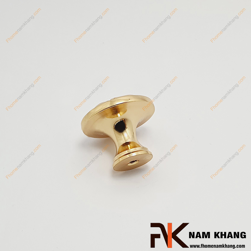 Núm cầm cửa tủ đồng vàng NK042D-DV, mẫu phụ kiện cửa tủ cao cấp được ưu chuộng sử dụng cho các không gian nội ngoại thất sang trọng, đặc biệt là các sản phẩm chất liệu gỗ.