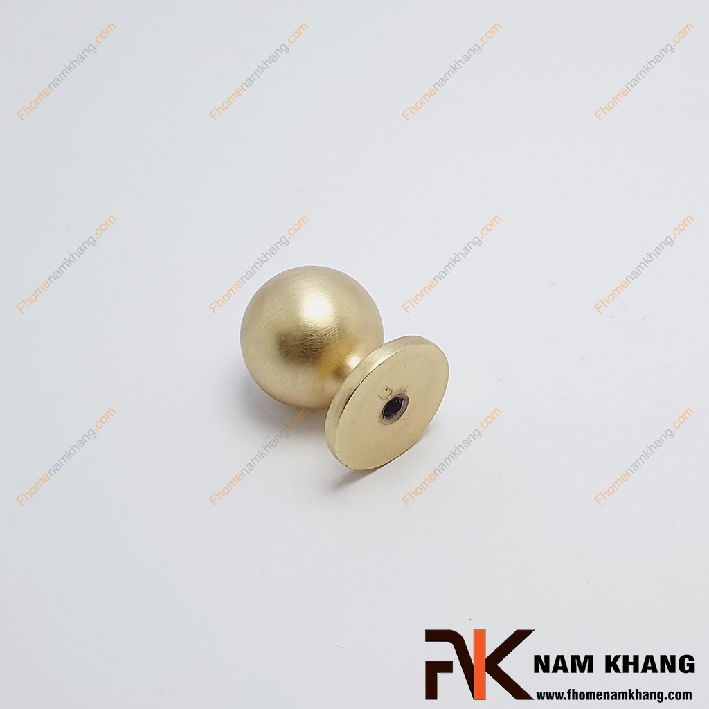 Núm tay nắm tròn màu vàng mờ NK175T-VX - một tay nắm cửa tủ dạng tròn đứng, được hoàn thiện với góc cạnh bo tròn, tạo nên vẻ ngoài hiện đại và mạnh mẽ.