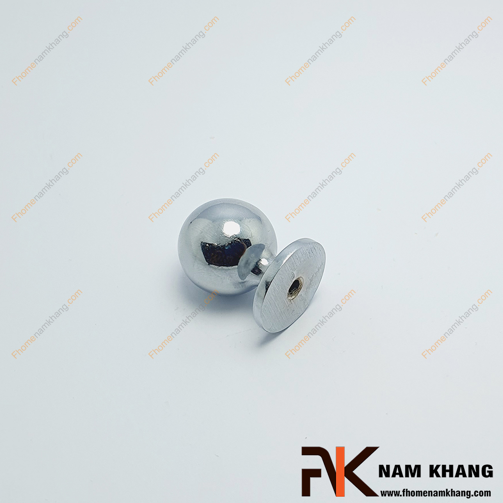 Núm tay nắm tròn màu trắng bạc NK175T-B - một tay nắm cửa tủ dạng tròn đứng, được hoàn thiện với góc cạnh bo tròn, tạo nên vẻ ngoài hiện đại và mạnh mẽ. 