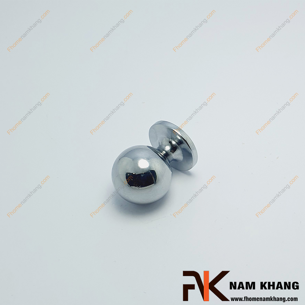 Núm tay nắm tròn màu trắng bạc NK175T-B - một tay nắm cửa tủ dạng tròn đứng, được hoàn thiện với góc cạnh bo tròn, tạo nên vẻ ngoài hiện đại và mạnh mẽ. 