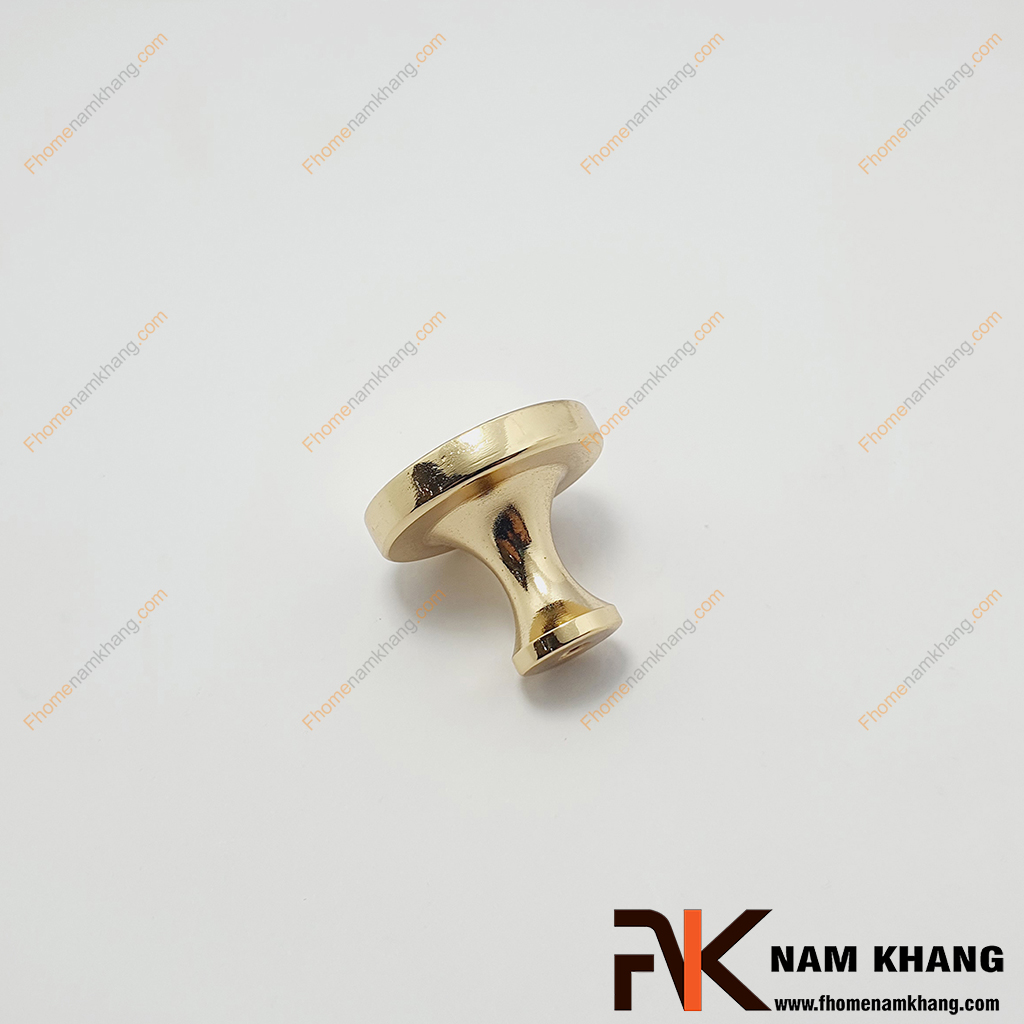 Núm cửa tủ tròn vàng NK496T-V - một mẫu núm tủ nhỏ gọn đặc và nhẹ được sử dụng phổ biến trên các dòng tủ kệ phổ thông.