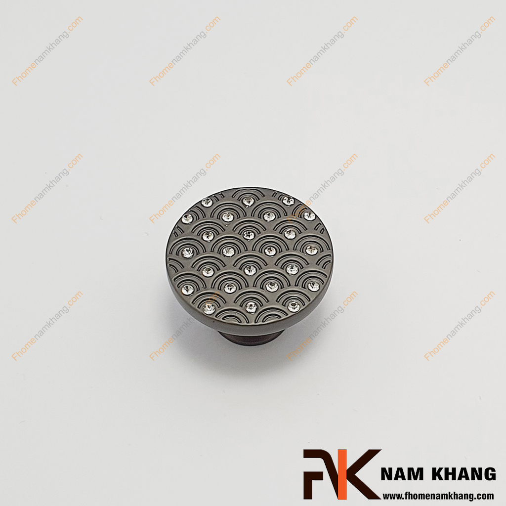 Núm cửa tủ họa tiết vân sóng màu xám NK286DC-X - núm tròn dạng nấm có bề mặt tay nắm dạng phẳng, bên trên phối hợp hoa văn sóng và được đính pha lê tạo điểm nhấn cho sản phẩm.