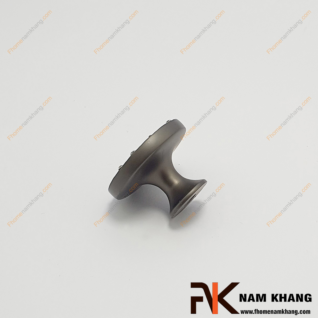 Núm cửa tủ họa tiết vân sóng màu xám NK286DC-X - núm tròn dạng nấm có bề mặt tay nắm dạng phẳng, bên trên phối hợp hoa văn sóng và được đính pha lê tạo điểm nhấn cho sản phẩm.