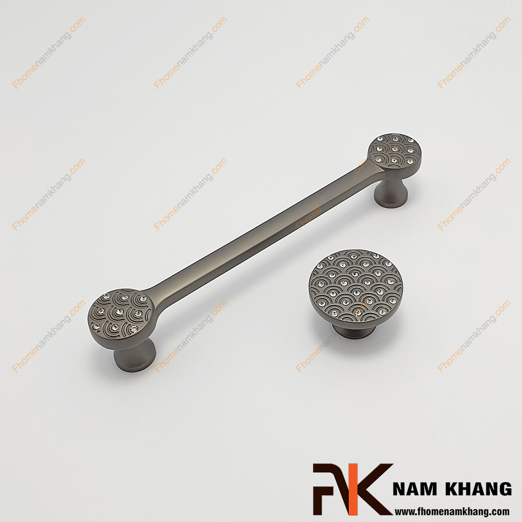 Núm cửa tủ họa tiết vân sóng màu xám NK286DC-X - núm tròn dạng nấm có bề mặt tay nắm dạng phẳng, bên trên phối hợp hoa văn sóng và được đính pha lê tạo điểm nhấn cho sản phẩm.