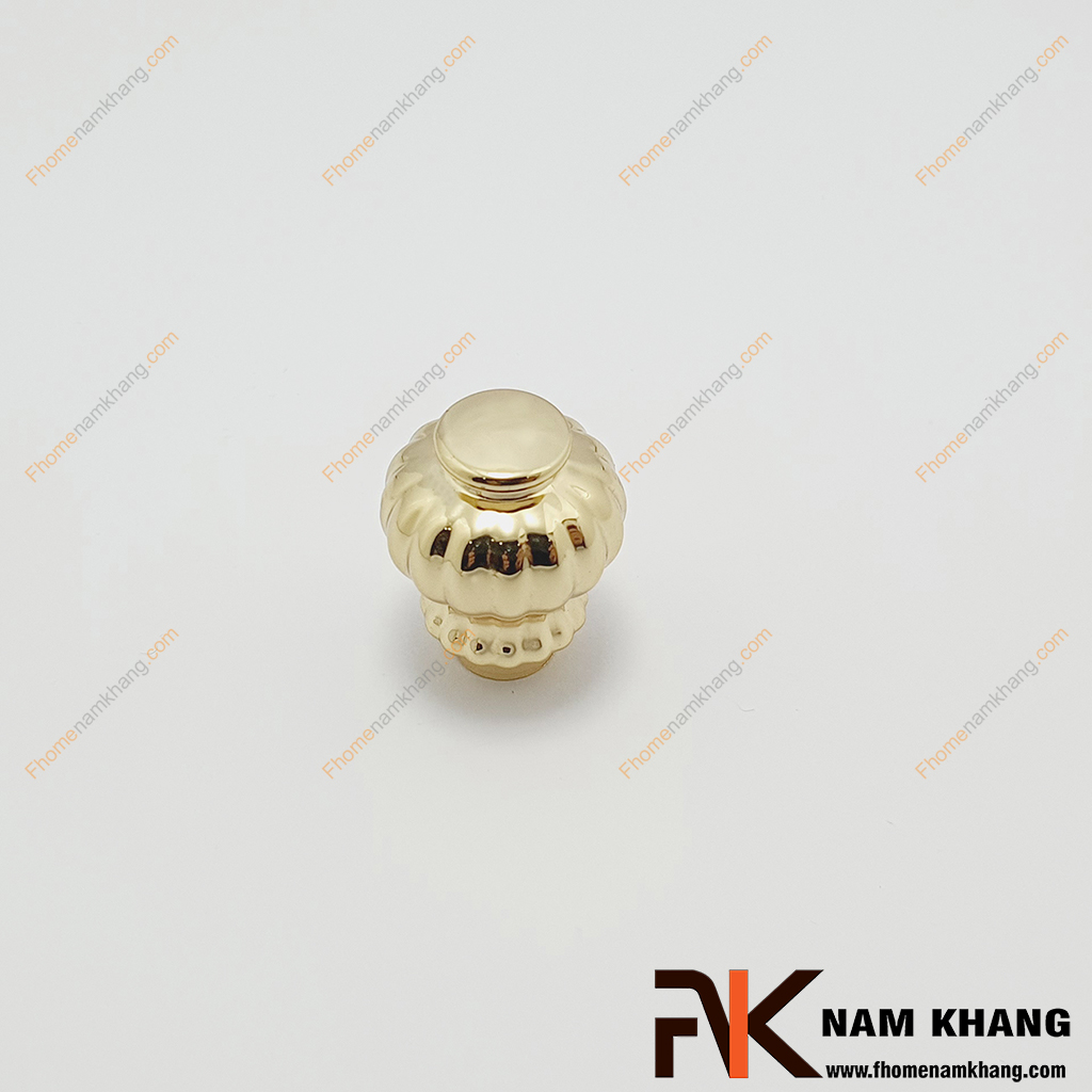 Núm cửa tủ dạng tròn vương miện vàng NK414N-VB phối hợp thiết kế các đường vân tròn xoay đồng tâm tạo thành khối mô phỏng như 1 vương miệng đứng cao cấp và sang trọng.