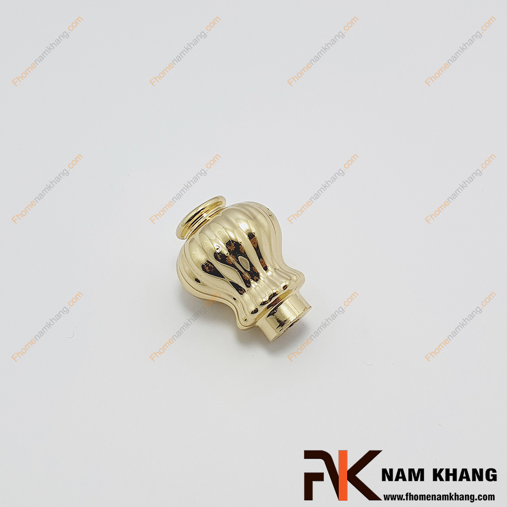 Núm cửa tủ dạng tròn vương miện vàng NK414N-VB phối hợp thiết kế các đường vân tròn xoay đồng tâm tạo thành khối mô phỏng như 1 vương miệng đứng cao cấp và sang trọng.