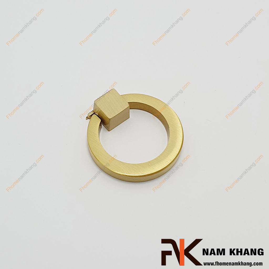 Núm nắm tủ vòng đồng trơn NK161D-DVM thiết kế đơn giản, gọn nhẹ với vòng đồng nắm và chân đế rời cho phép tay nắm cử động linh hoạt không phát tiếng ồn khi sử dụng.