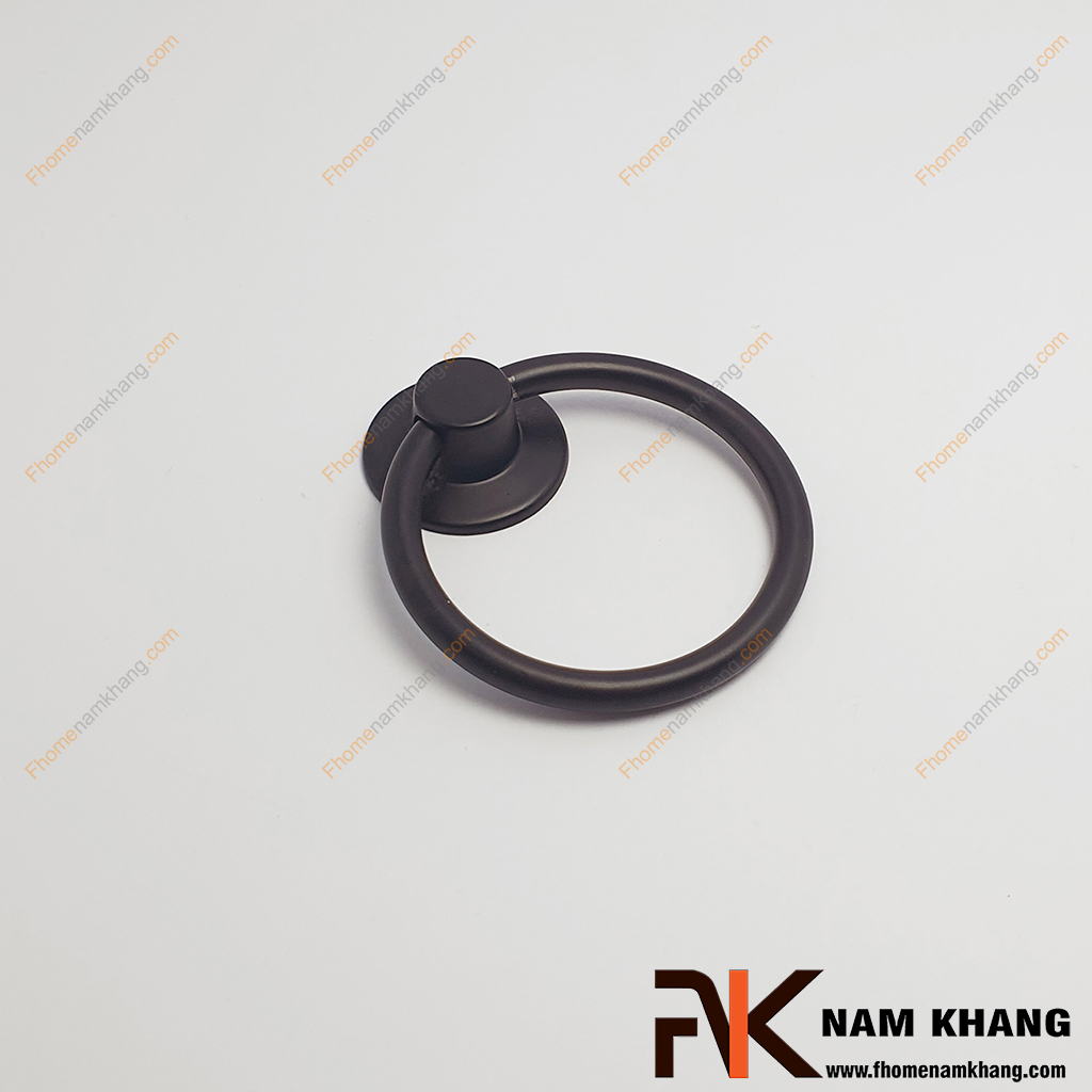 Núm nắm cửa tủ vòng rơi tròn màu đen NK068L-D -một mẫu tay nắm cửa tủ dạng vòng, được hoàn thiện với tông màu đen nhám cổ điển.