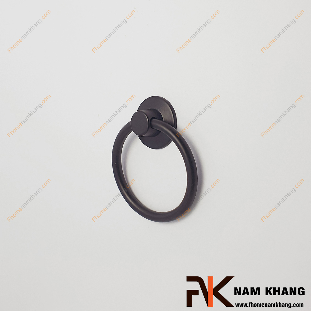 Núm nắm cửa tủ vòng rơi tròn màu đen NK068L-D -một mẫu tay nắm cửa tủ dạng vòng, được hoàn thiện với tông màu đen nhám cổ điển.