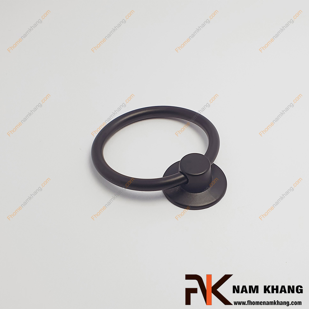 Núm nắm cửa tủ vòng rơi tròn màu đen NK068L-D -một mẫu tay nắm cửa tủ dạng vòng, được hoàn thiện với tông màu đen nhám cổ điển.