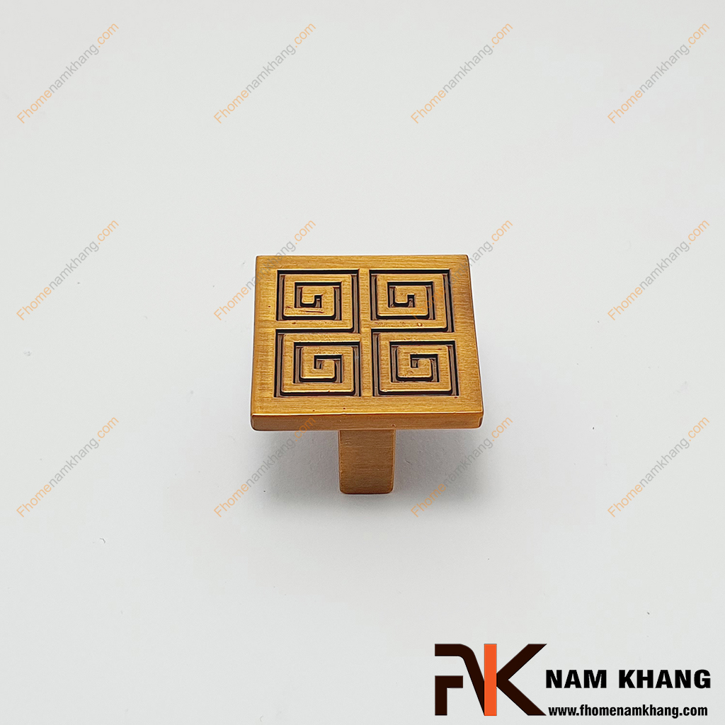 Núm cửa tủ vuông họa tiết cổ điển NK174V-CF một thiết kế núm vuông với hoa văn đối xứng mang lại nét cổ điển cao cấp.