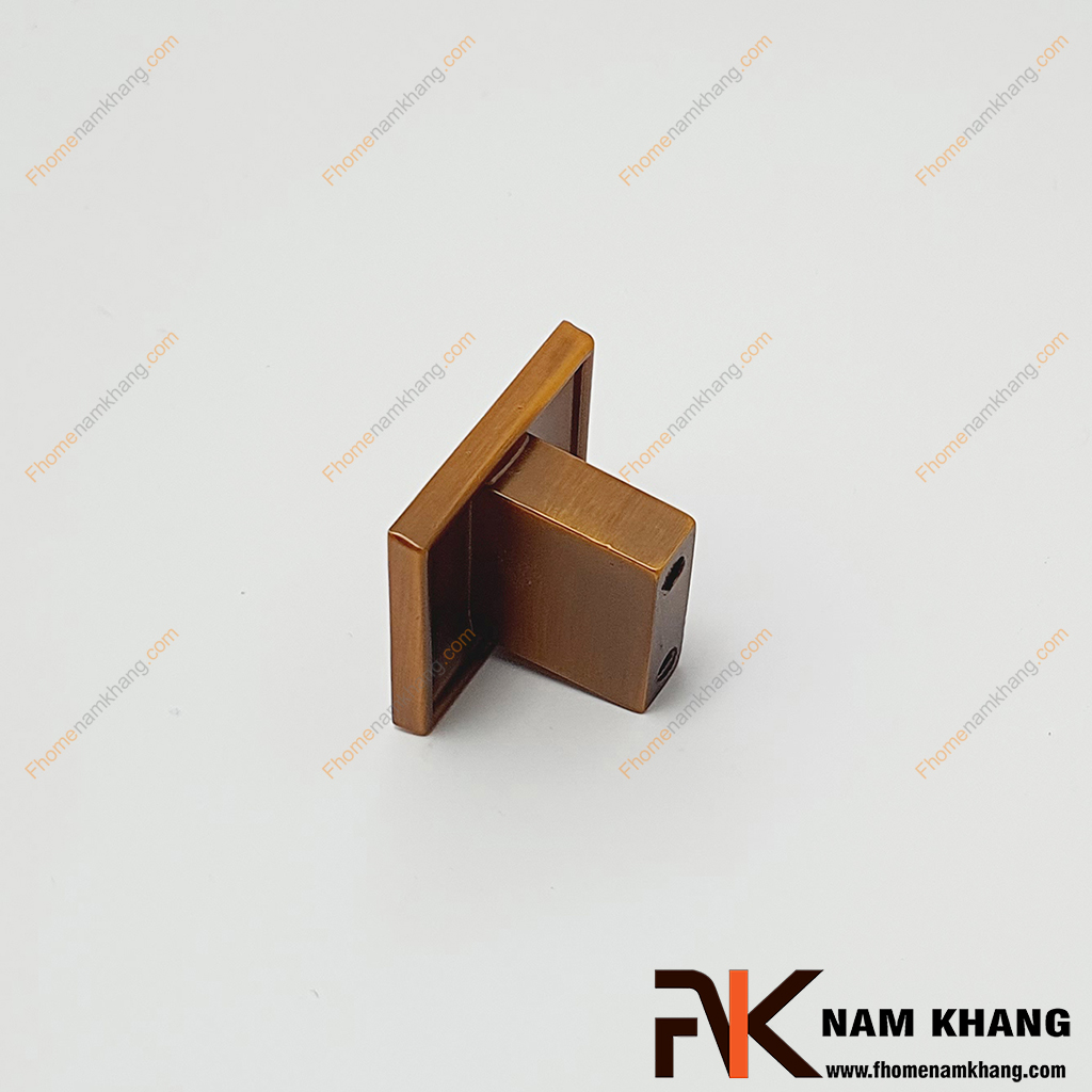 Núm cửa tủ vuông họa tiết cổ điển NK174V-CF một thiết kế núm vuông với hoa văn đối xứng mang lại nét cổ điển cao cấp.