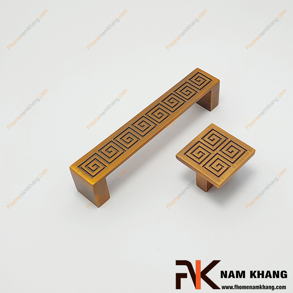 Núm cửa tủ vuông họa tiết cổ điển NK174V-CF một thiết kế núm vuông với hoa văn đối xứng mang lại nét cổ điển cao cấp.